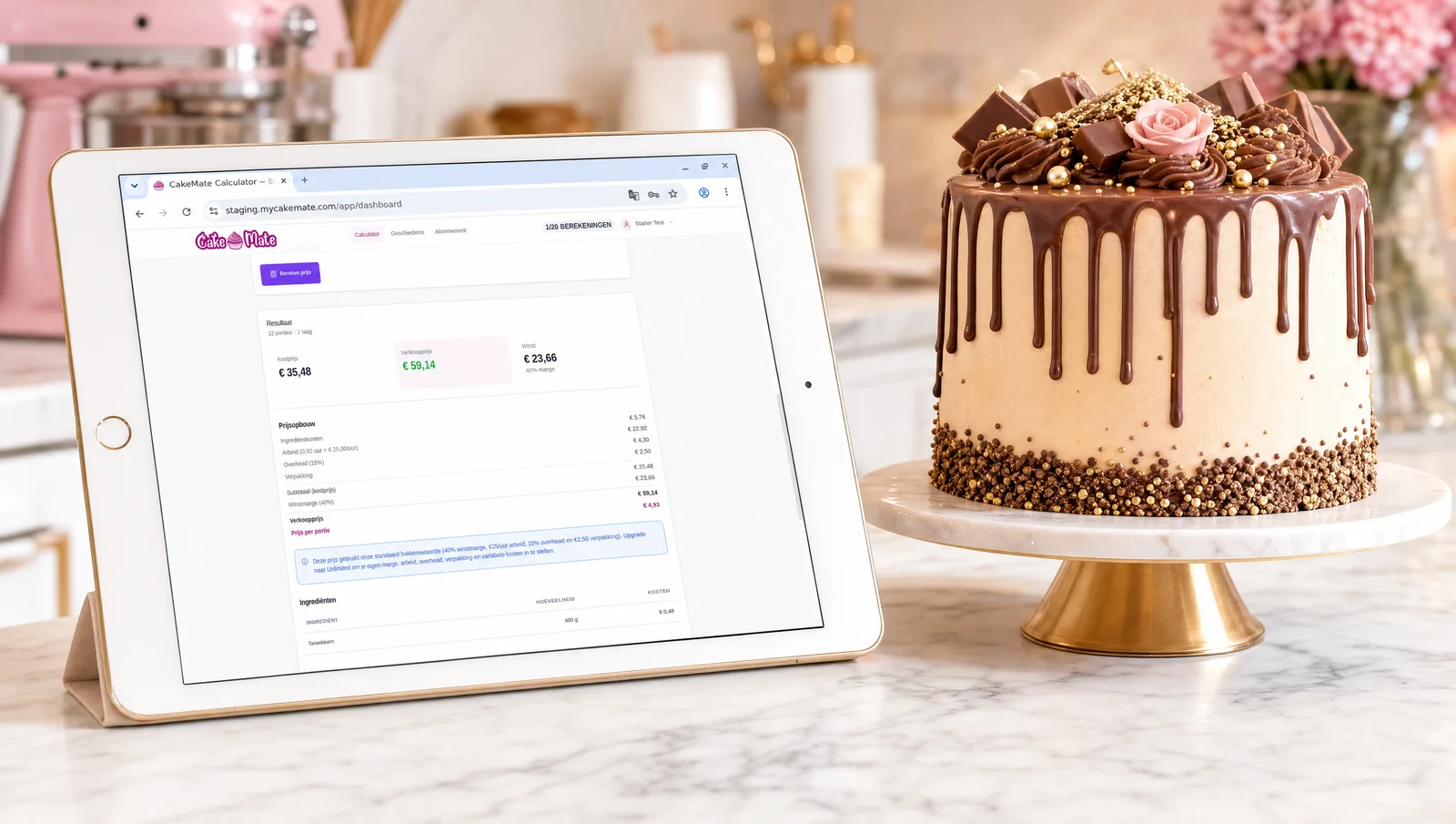 CakeMate kostprijscalculator op tablet naast luxe chocolade drip cake — automatische berekening van kostprijs €35,48 naar verkoopprijs €59,14 met €23,66 winst