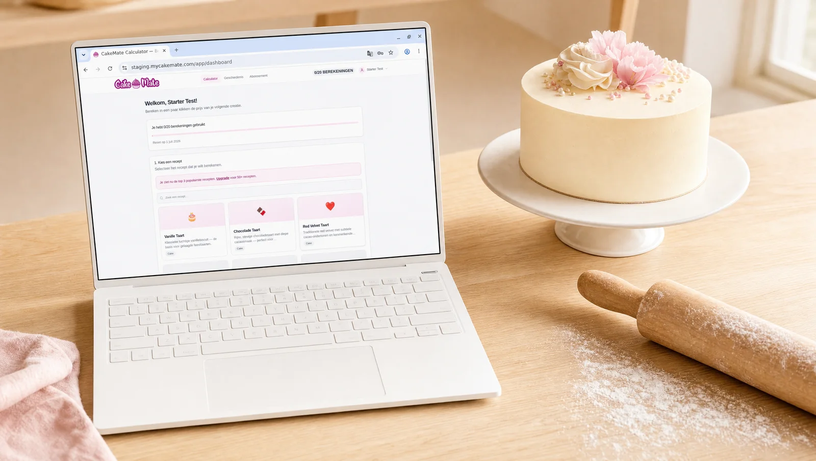 CakeMate calculator interface op laptop met professionele witte bruidstaart, deegroller en bakkerij setting — bereken je taartprijs in seconden