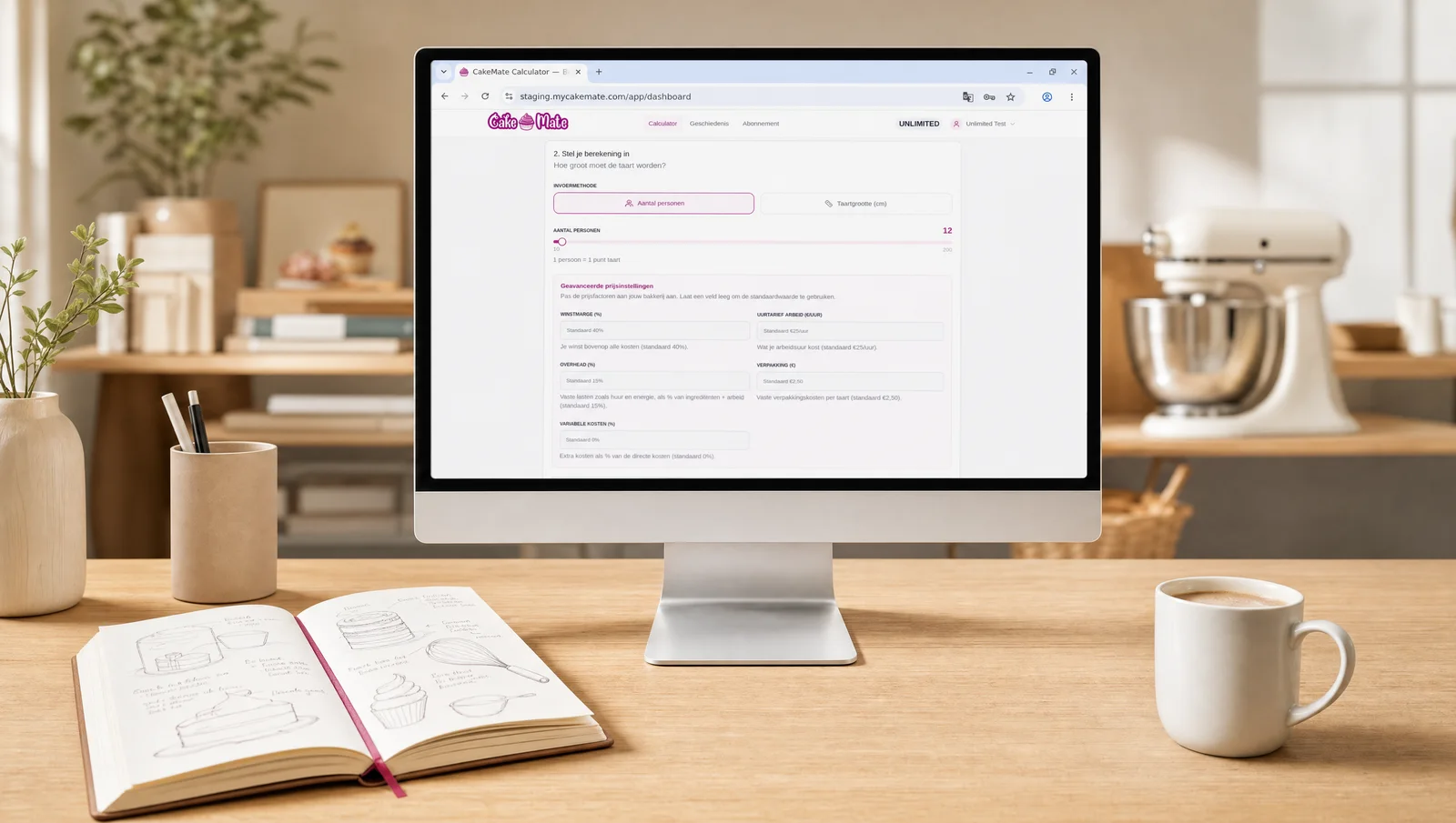 CakeMate prijsopbouw interface op desktop monitor met open receptenboek vol taartschetsen, koffie en professionele bakkerij planning werkplek