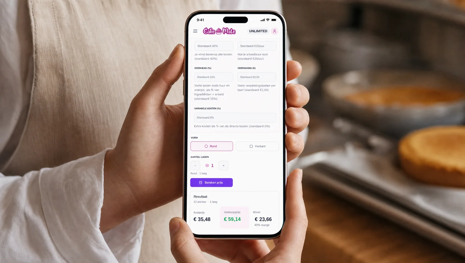CakeMate mobiele app in handen — bereken taartprijzen onderweg met kostprijs €35,48, verkoopprijs €59,14 en 40% winstmarge